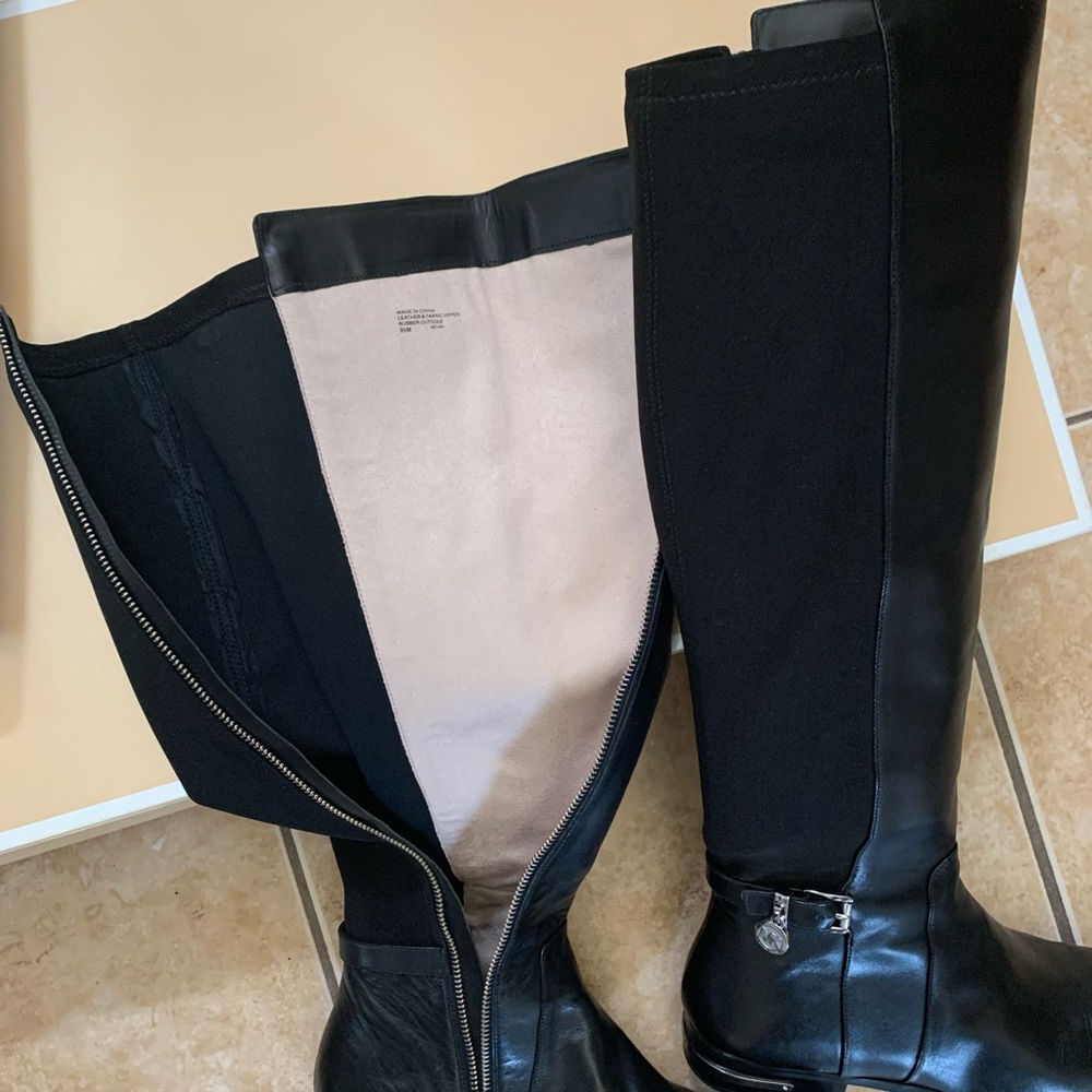 Women black boot with silver metal